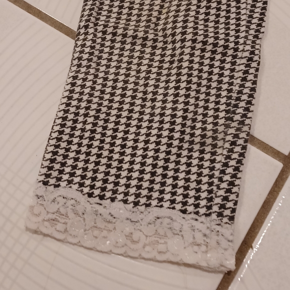 $4 Add-on Checkered Capri Pants - Size 7/8 (Small/Girl) - Picture 2 of 7